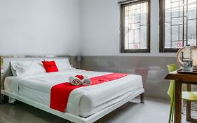 Reddoorz Plus Near Mall Taman Anggrek 2 Guest House